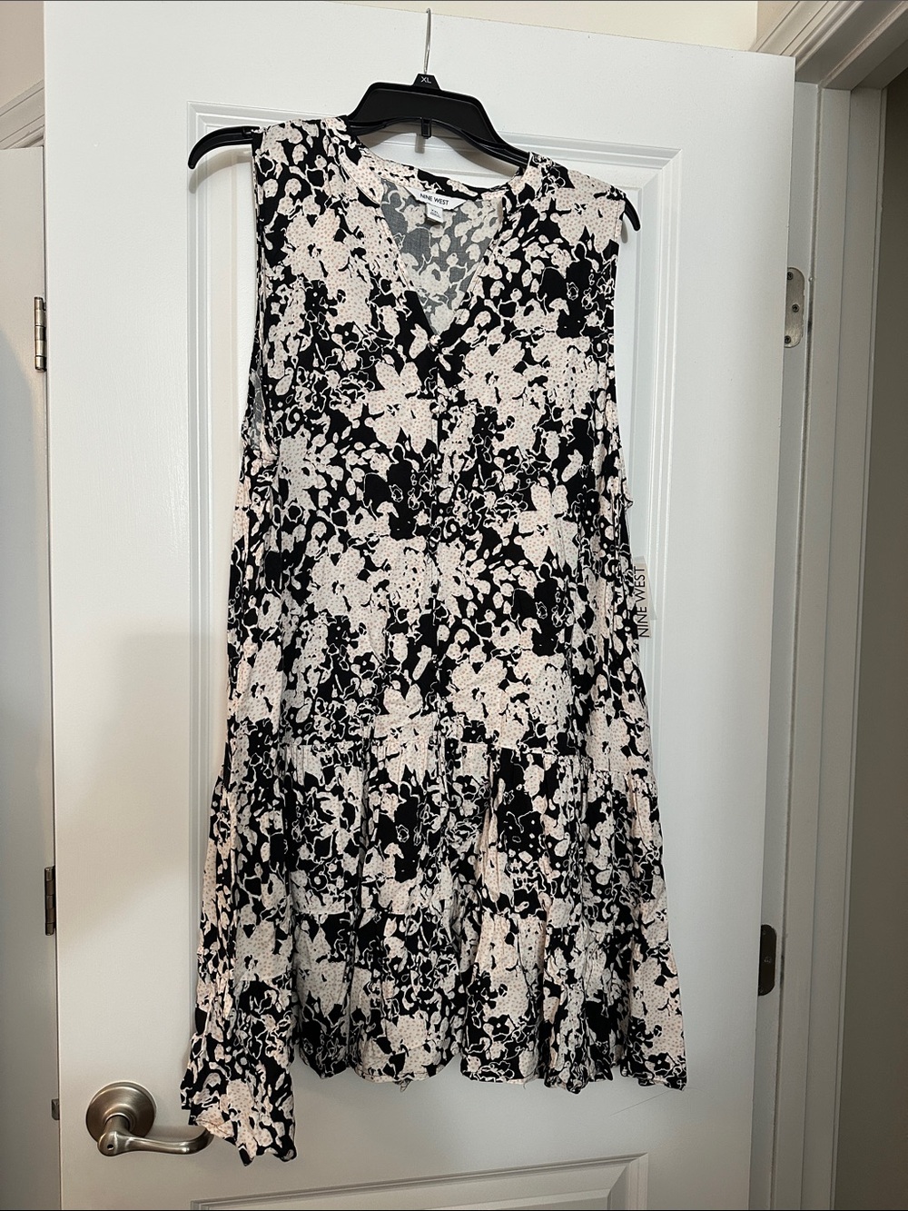Nine West Black and Cream Sleeveless Floral V-Neck Mini Dress